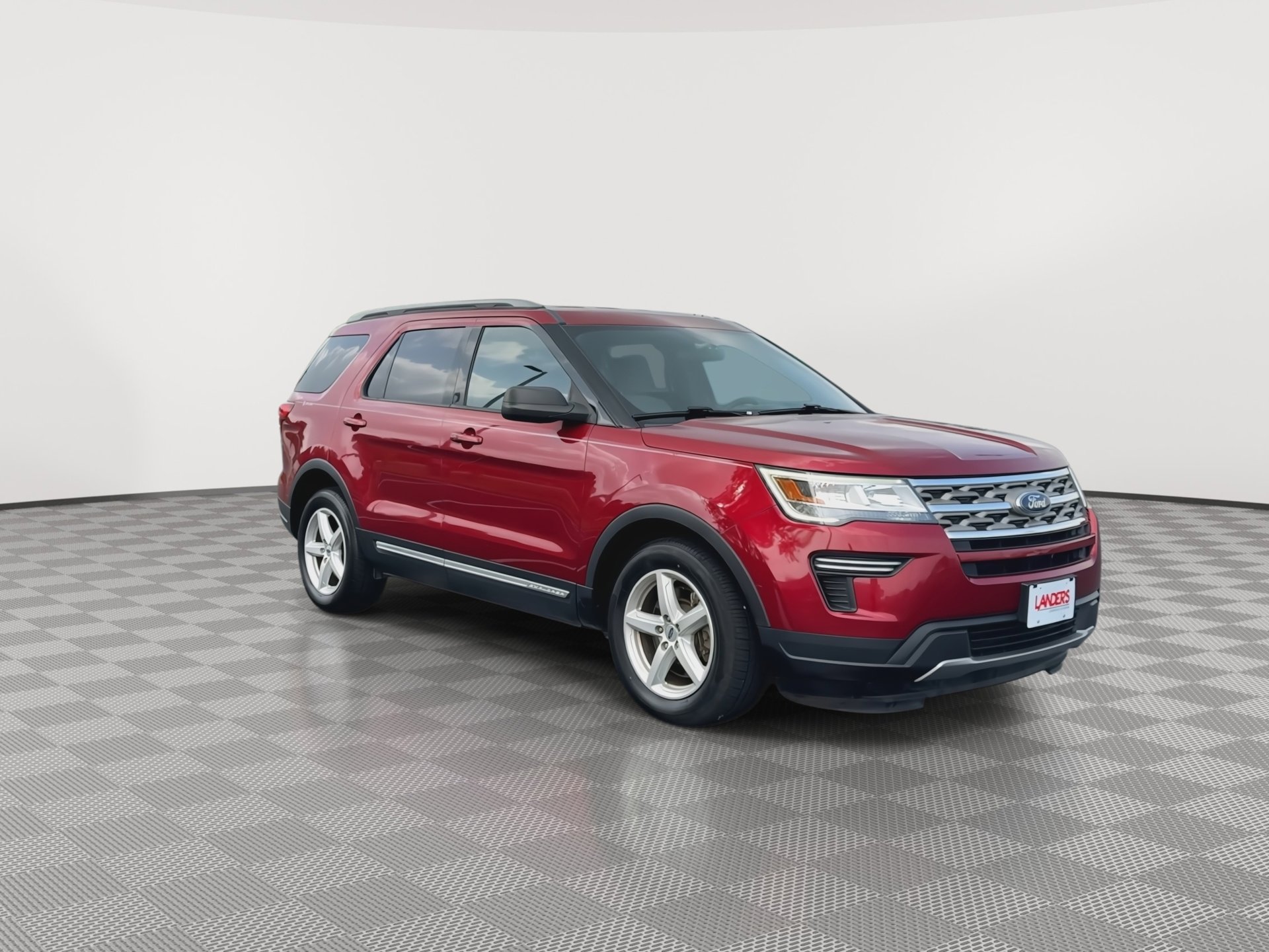 Used 2018 Ford Explorer XLT FWD image 2