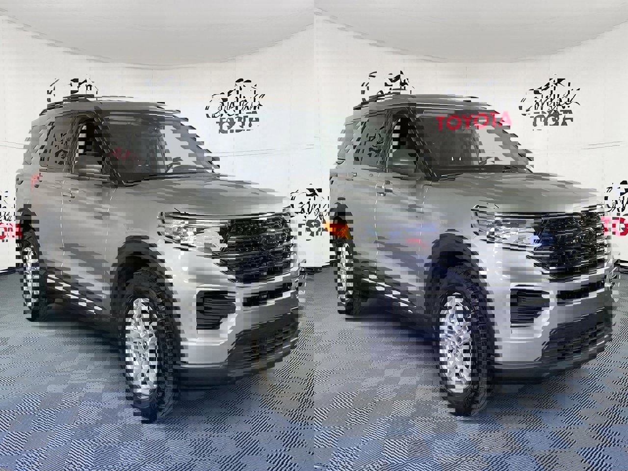 Used 2022 Ford Explorer XLT image 3