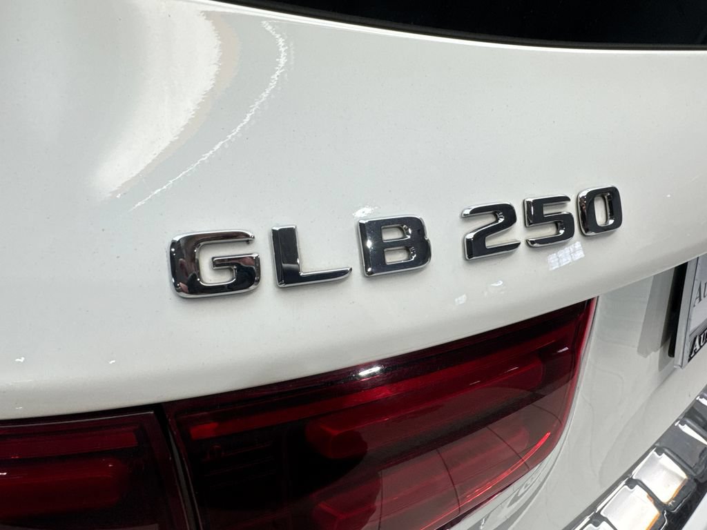 Used 2025 Mercedes-Benz GLB 250 4MATIC image 23