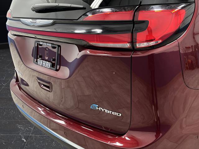 Used 2022 Chrysler Pacifica Limited w/ Uconnect Theater Family Group image 37