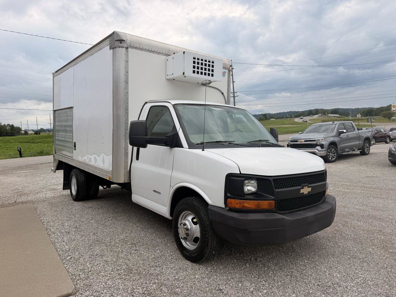Used 2015 Chevrolet Express 4500 RWD image 4