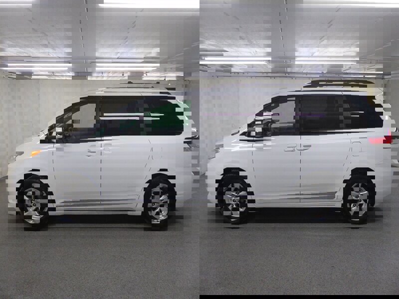 Used 2014 Toyota Sienna LE image 4