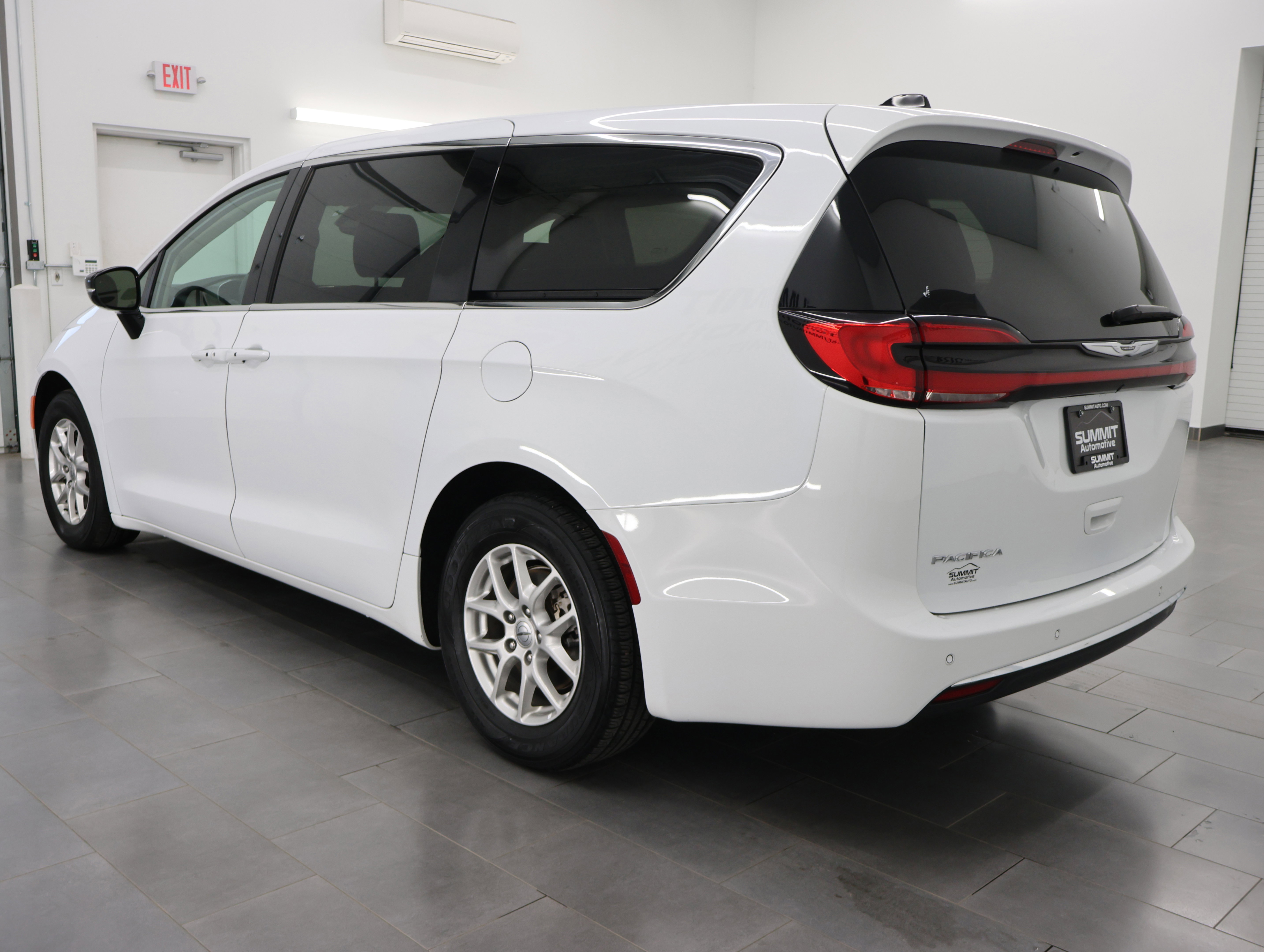 Used 2024 Chrysler Pacifica Touring-L image 5
