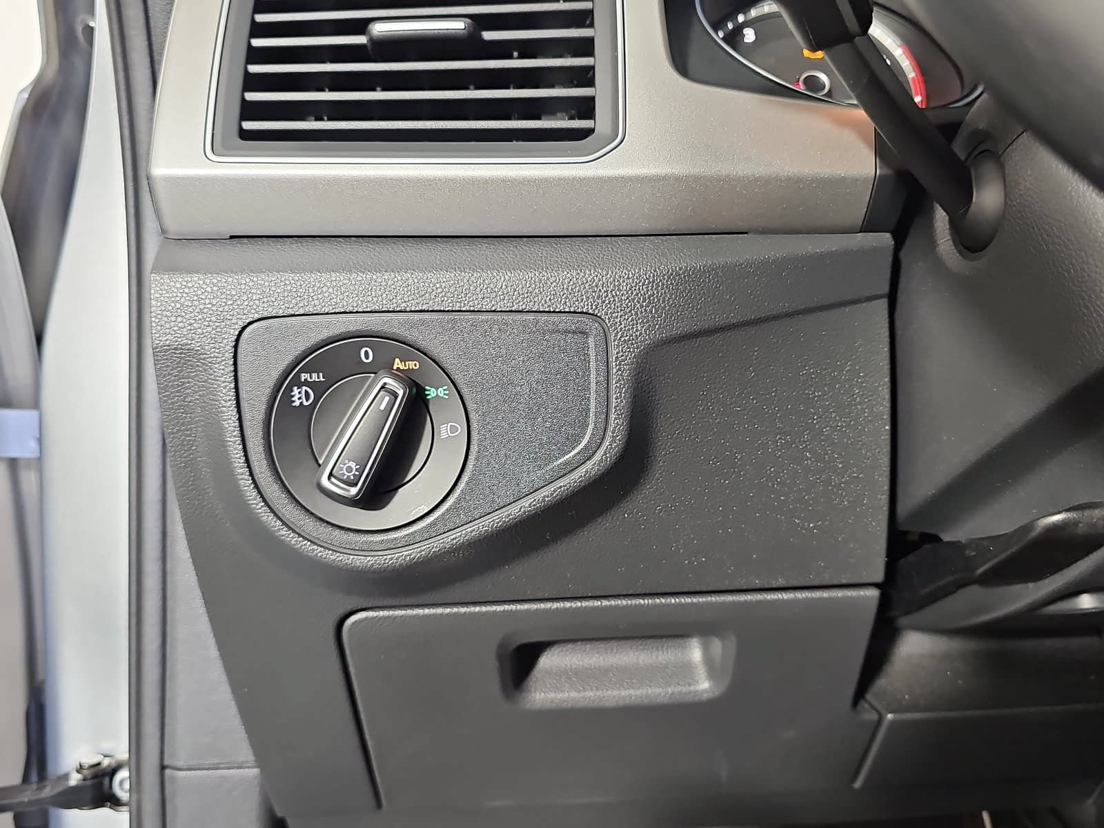 Used 2019 Volkswagen Atlas SE FWD image 25
