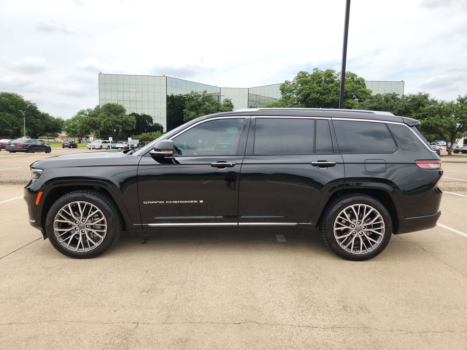 Used 2023 Jeep Grand Cherokee L Summit AWD/4WD image 3