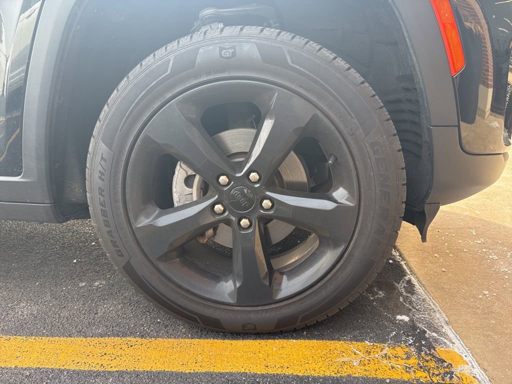 Used 2023 Jeep Grand Cherokee Altitude image 5