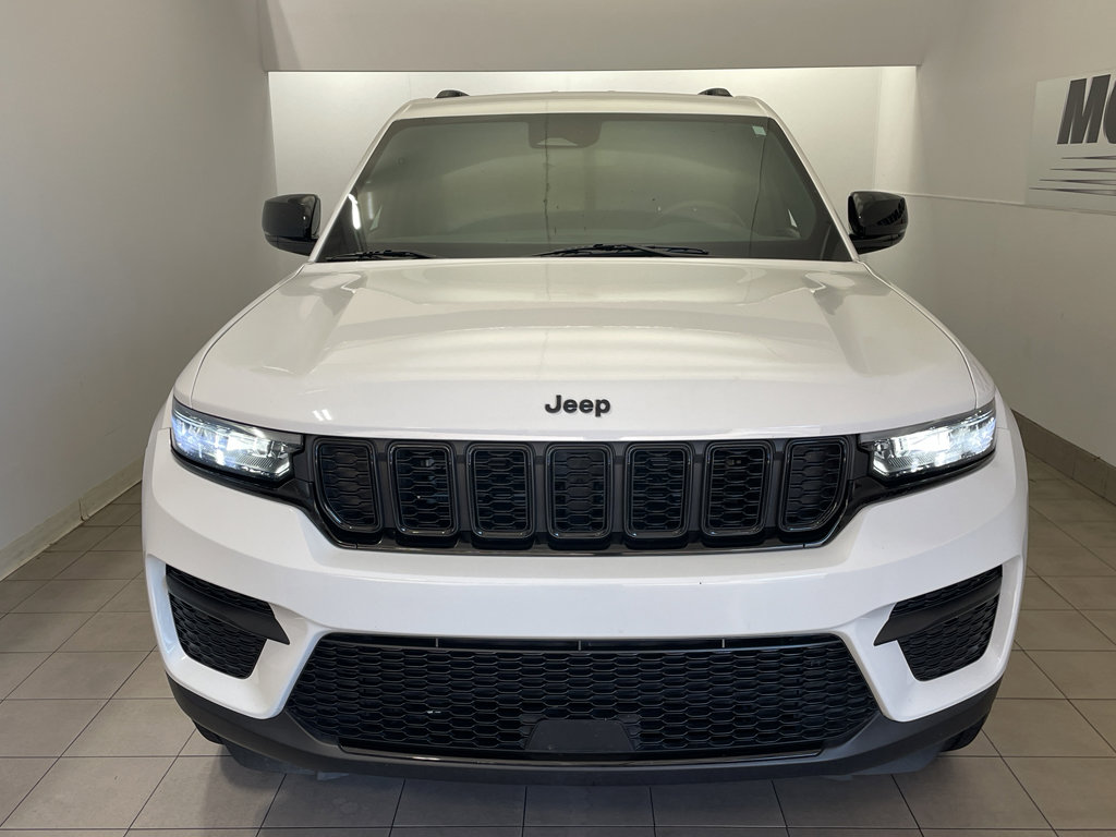 Used 2024 Jeep Grand Cherokee Altitude image 3