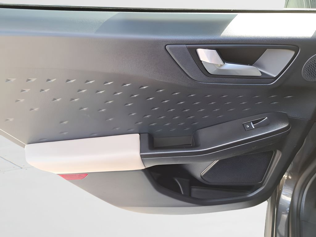 Used 2020 Ford Escape Titanium image 8