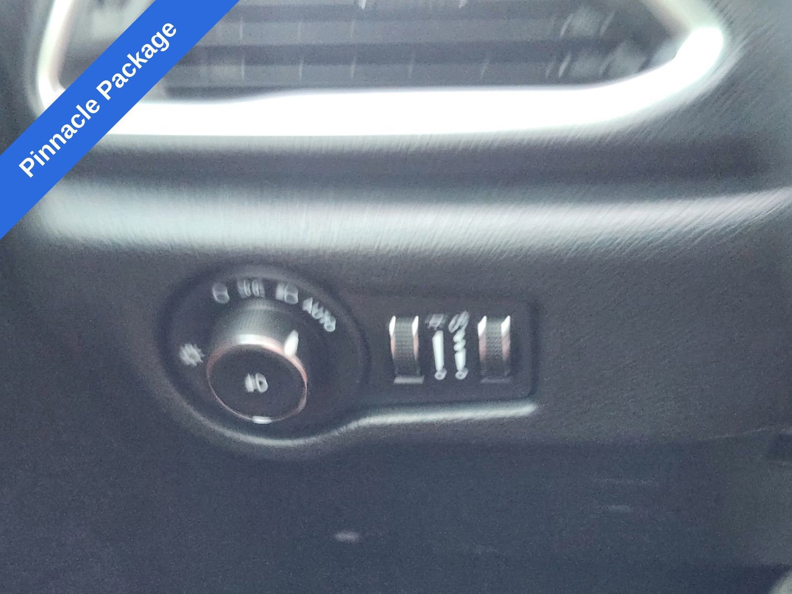 Used 2025 Chrysler Pacifica Pinnacle image 23