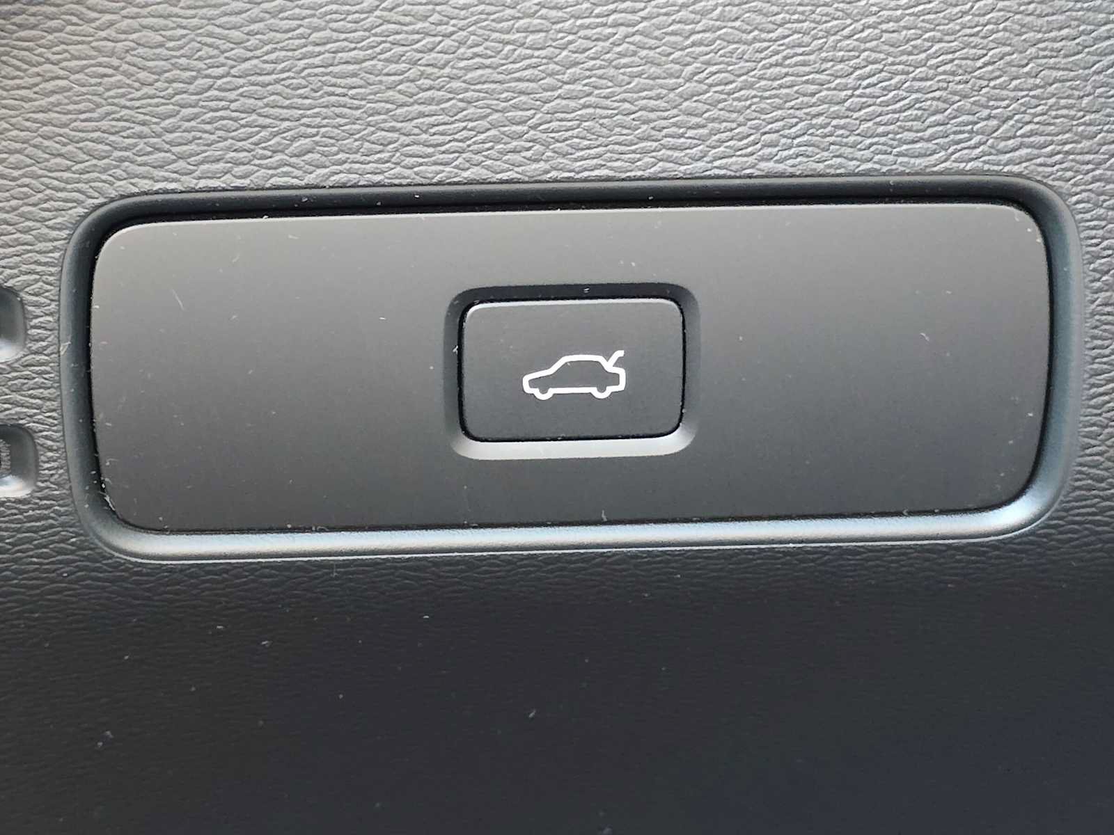 Certified 2023 Volvo XC40 Recharge Core w/ Protection Package Premier AWD/4WD image 32