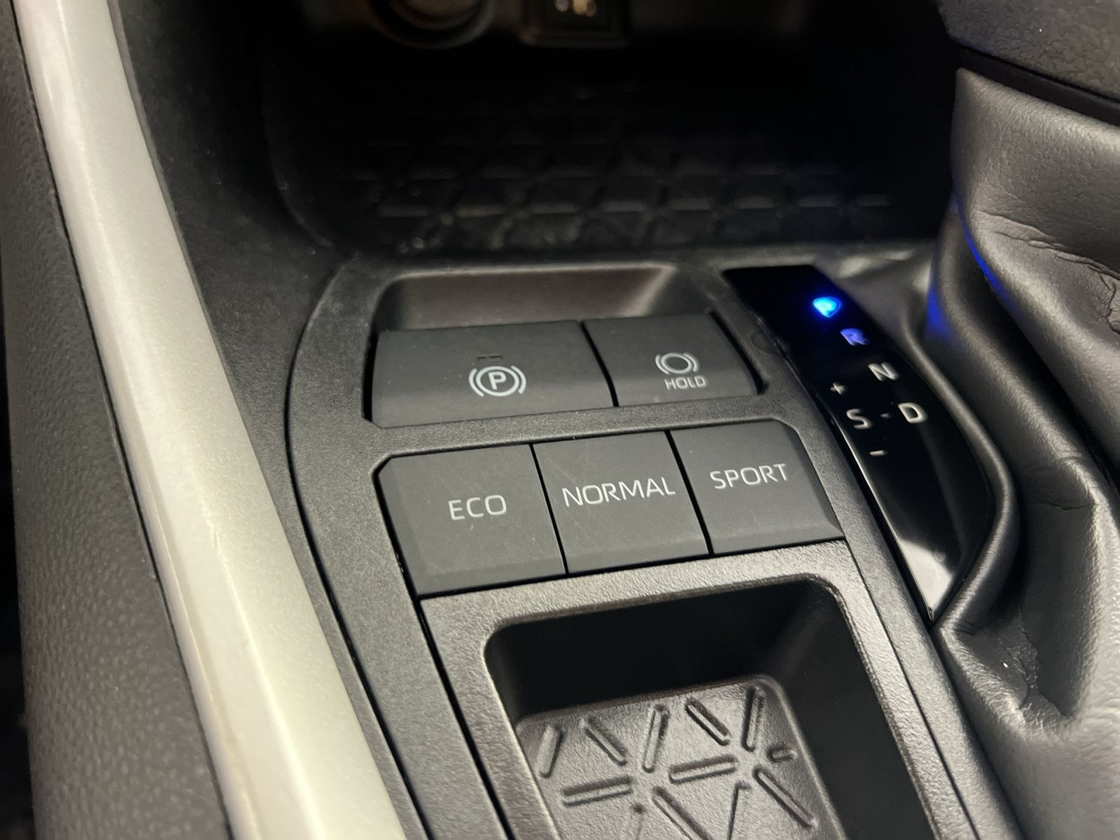 Used 2025 Toyota RAV4 XLE FWD image 33