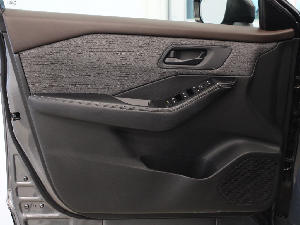 Used 2023 Nissan Rogue SV w/ SV Premium B Package FWD image 12