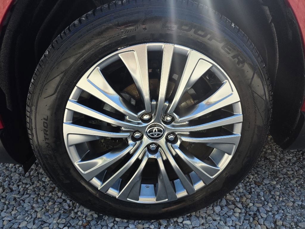Used 2024 Toyota Venza XLE AWD/4WD image 11