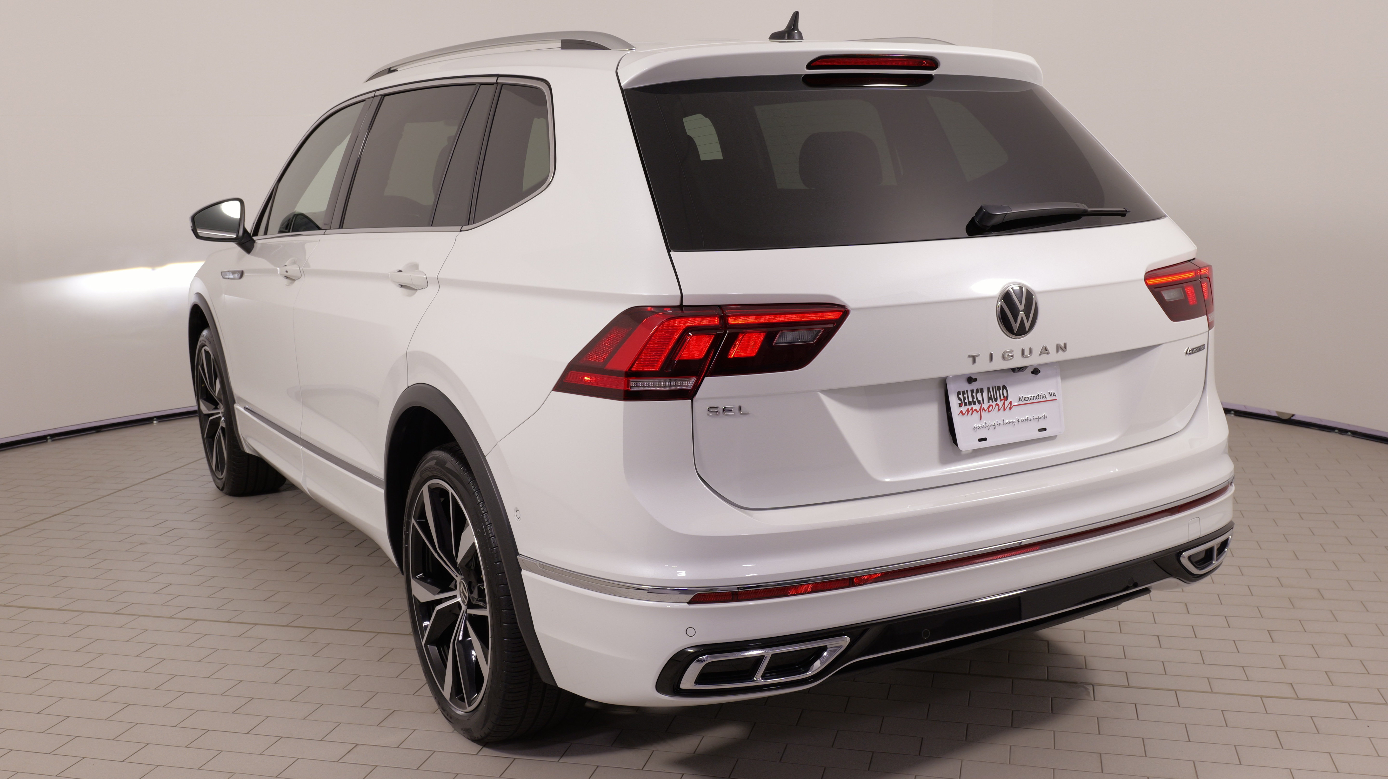 Used 2024 Volkswagen Tiguan SEL R-Line AWD/4WD image 15