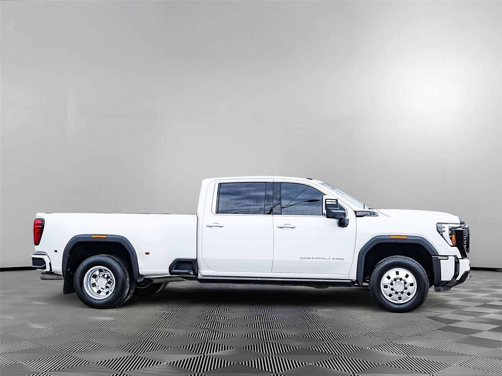 Used 2025 GMC Sierra 3500 Denali Ultimate AWD/4WD image 3
