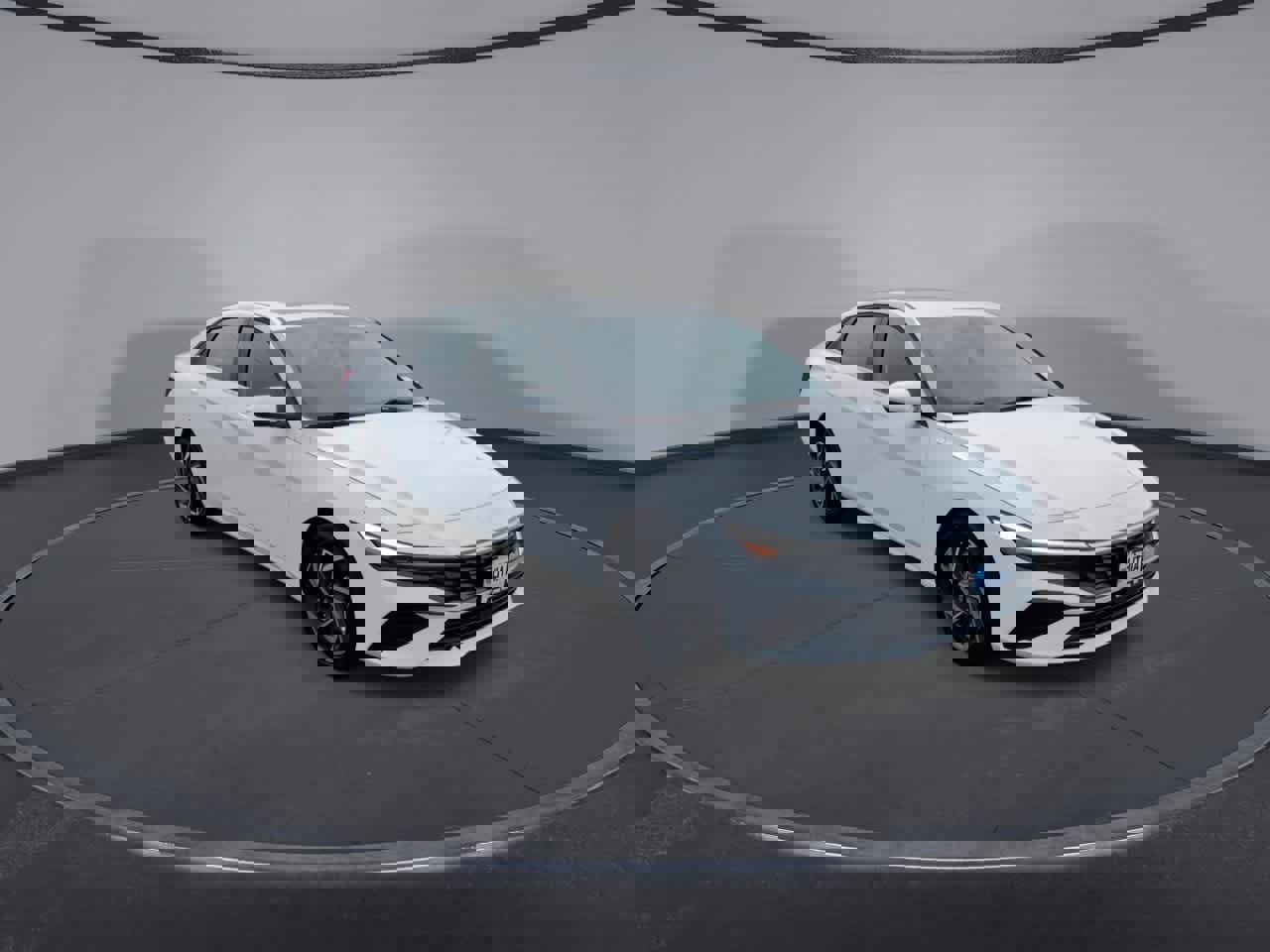 Used 2025 Hyundai Elantra SEL image 2