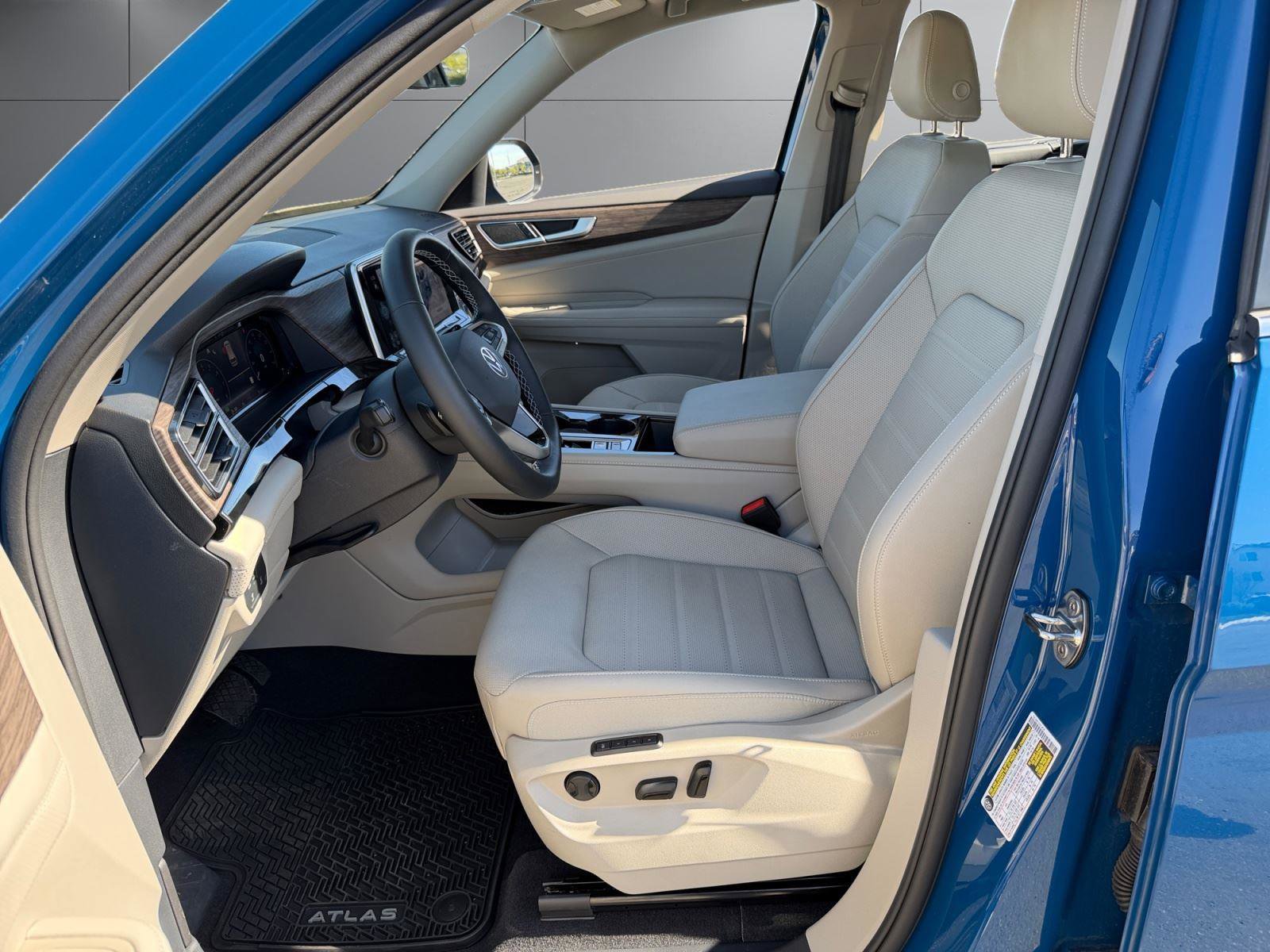 Used 2025 Volkswagen Atlas SEL AWD/4WD image 17