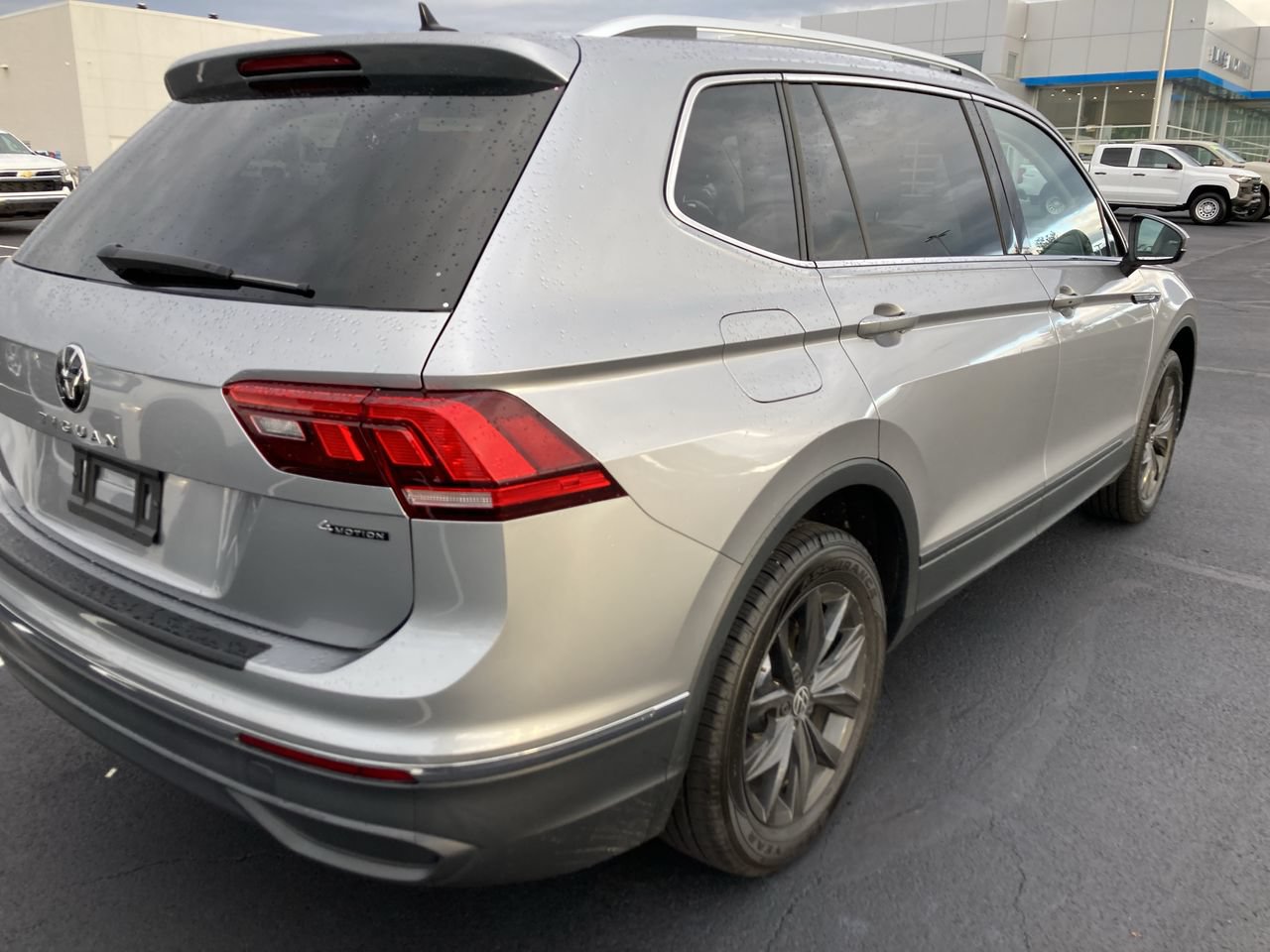 Used 2024 Volkswagen Tiguan SE AWD/4WD image 7
