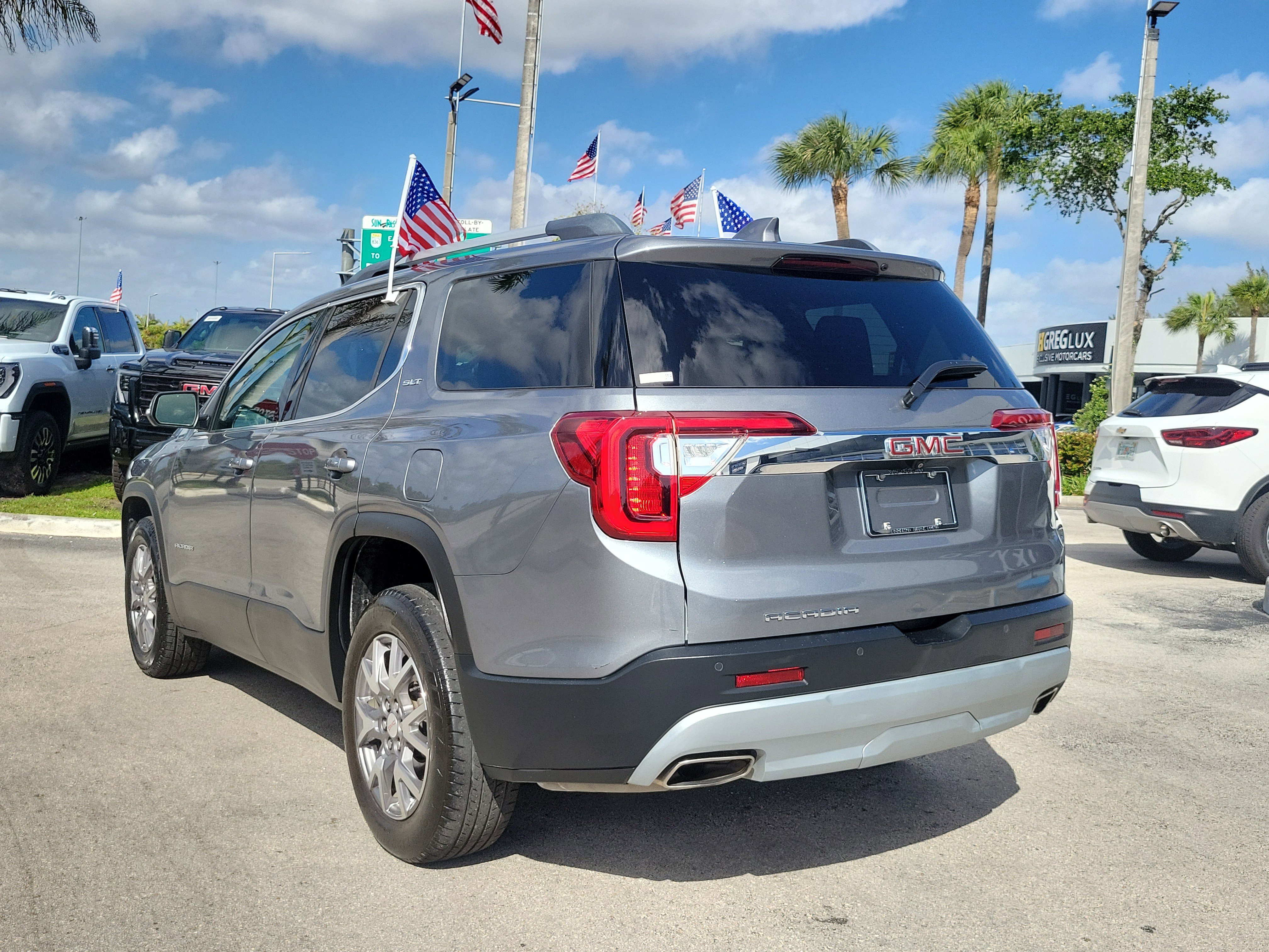 Used 2022 GMC Acadia SLT w/ Technology Package FWD image 7