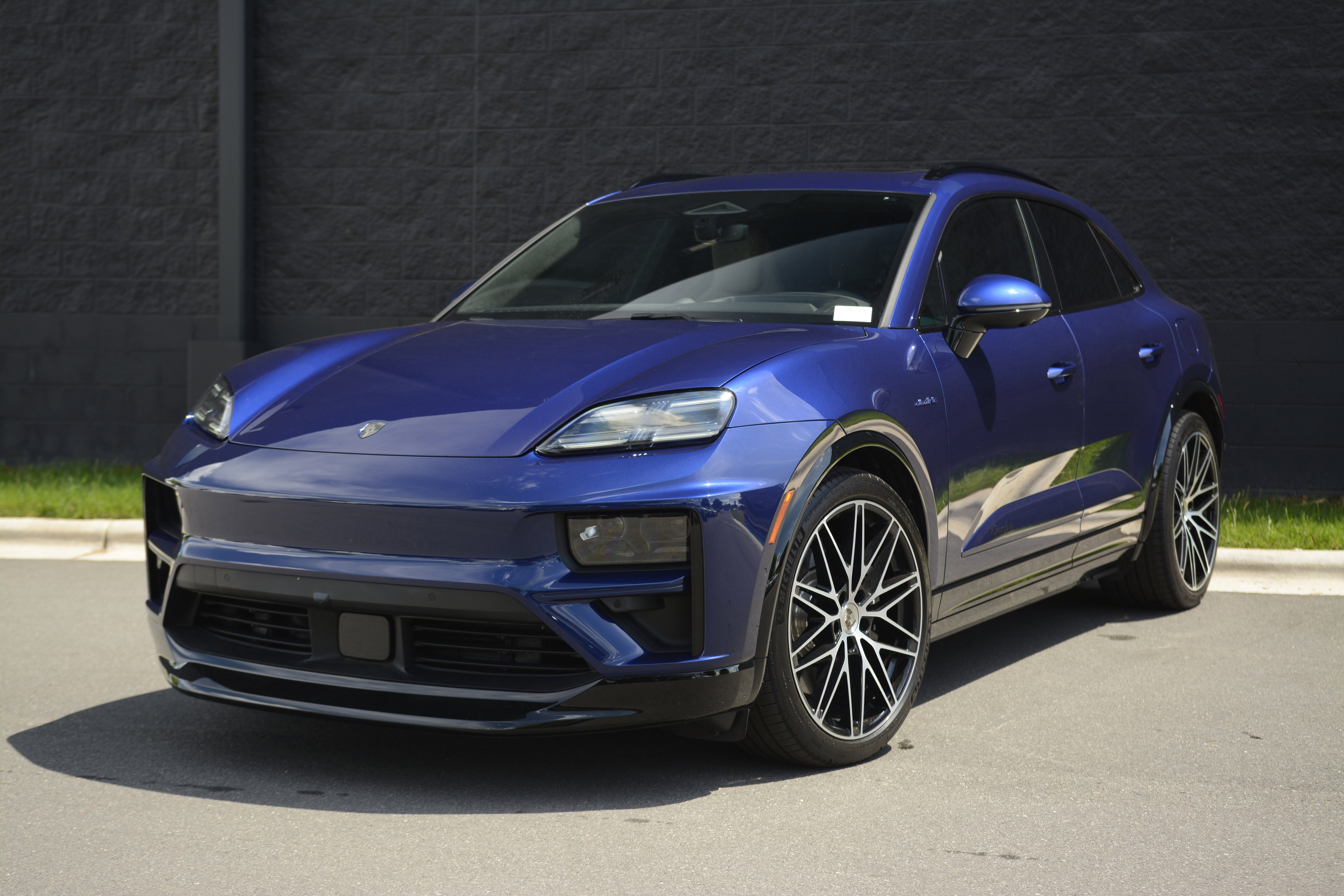 Certified 2025 Porsche Macan Turbo Electric AWD/4WD image 40