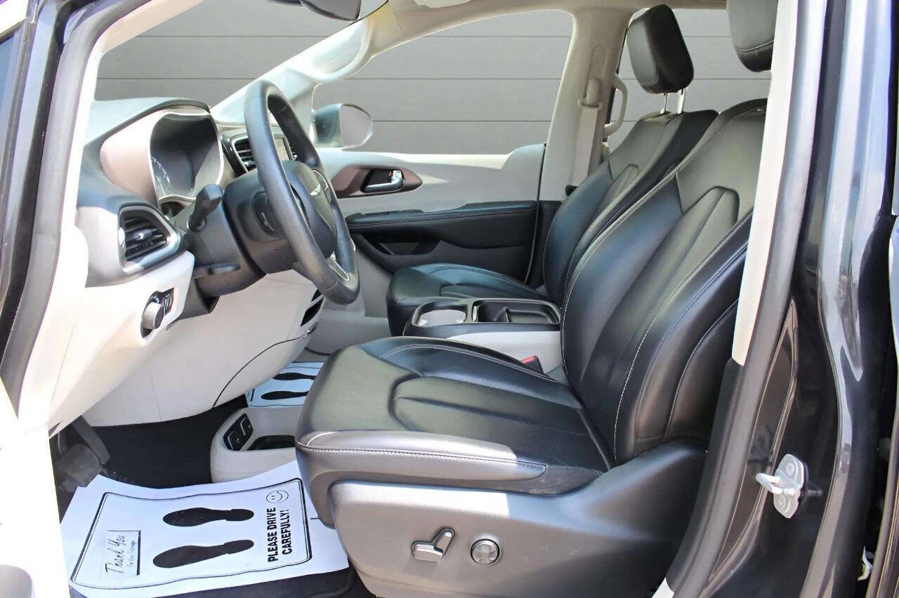 Used 2021 Chrysler Voyager Lxi image 12