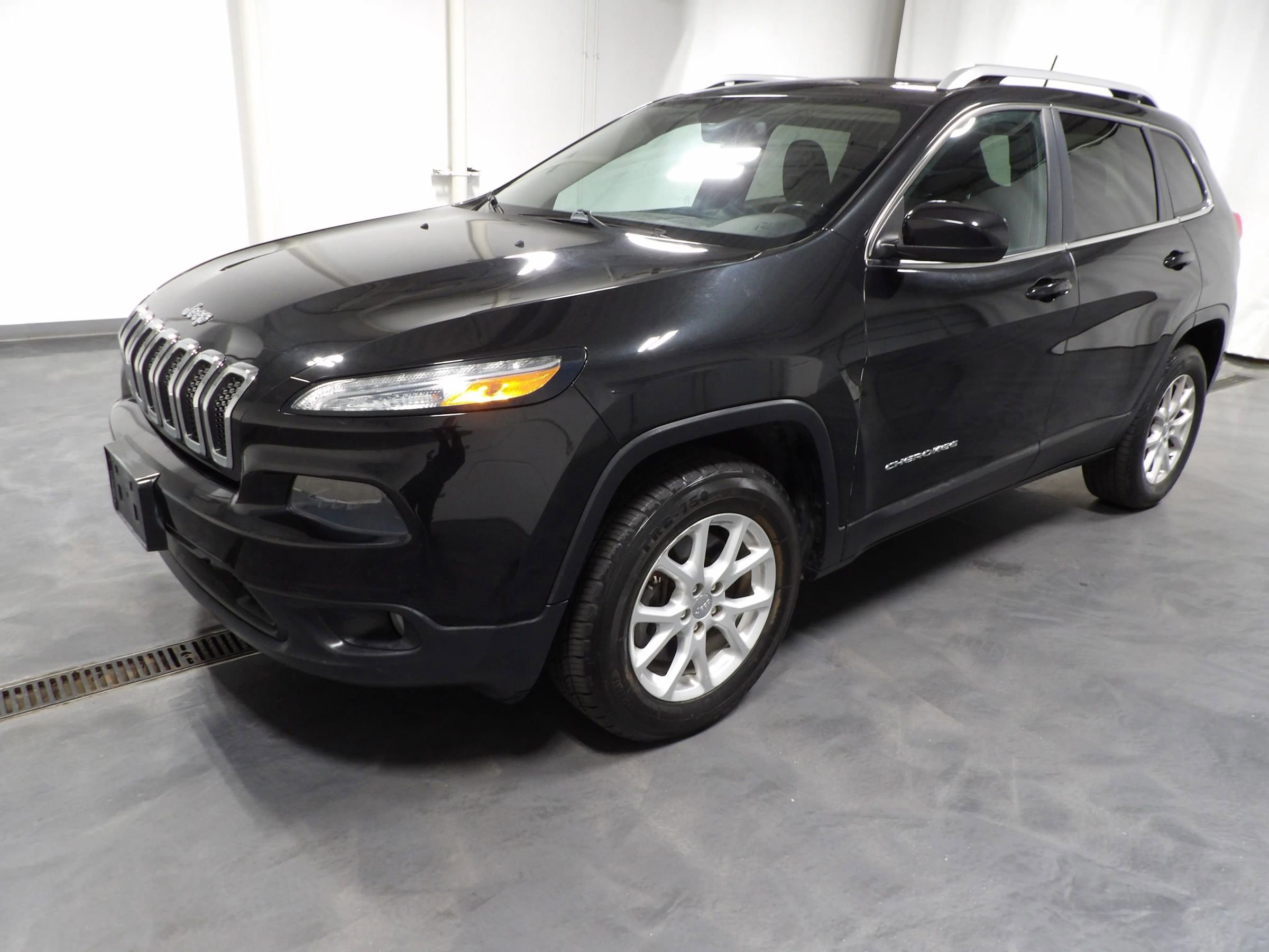 Used 2014 Jeep Cherokee Latitude w/ Comfort/Convenience Group AWD/4WD image 3