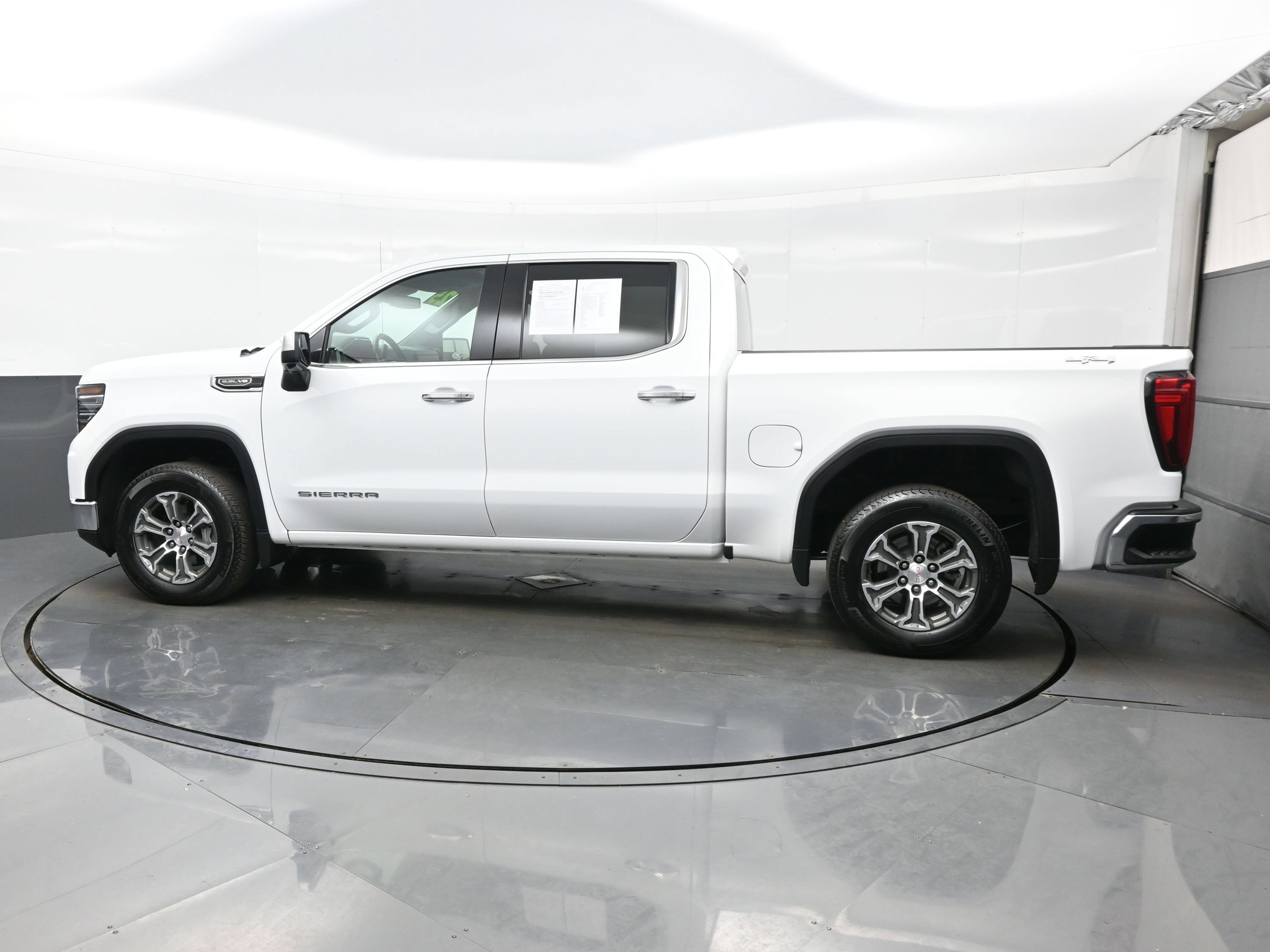 Used 2025 GMC Sierra 1500 SLT AWD/4WD image 3