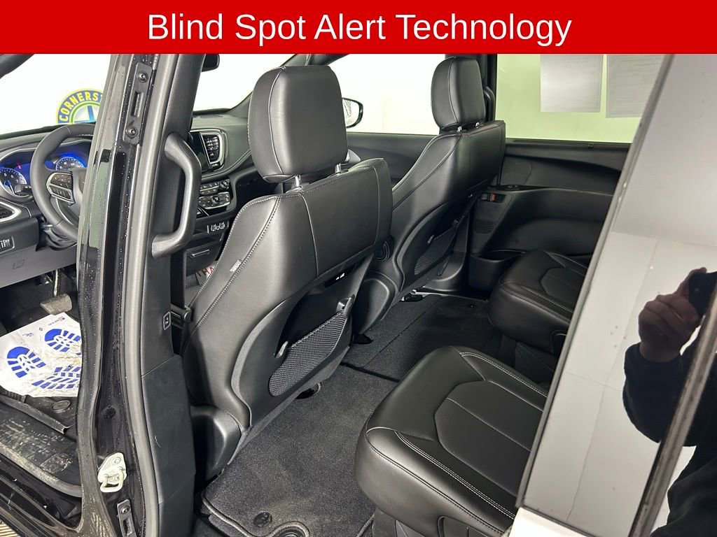 Used 2025 Chrysler Pacifica Select image 14
