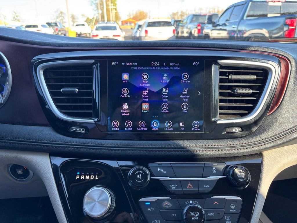 Used 2017 Chrysler Pacifica Limited image 26