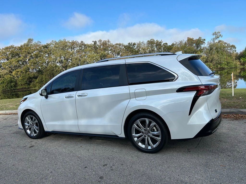 Used 2023 Toyota Sienna Platinum image 3