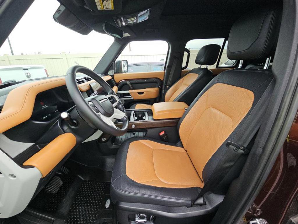 Used 2023 Land Rover Defender 130 X-Dynamic SE AWD/4WD image 4