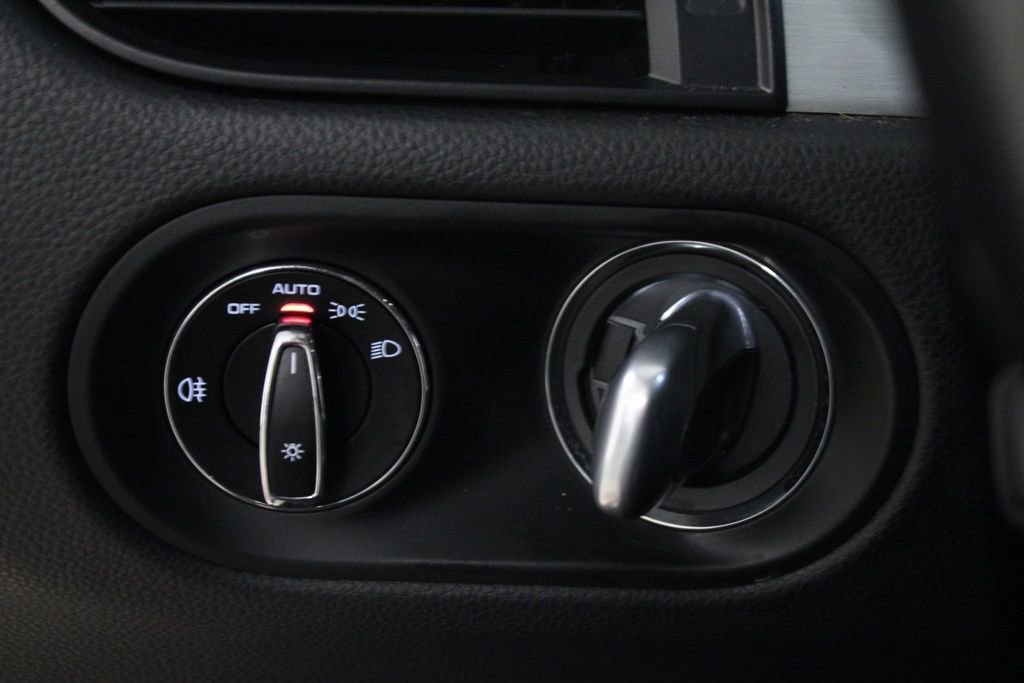 Certified 2022 Porsche Macan S AWD/4WD image 19