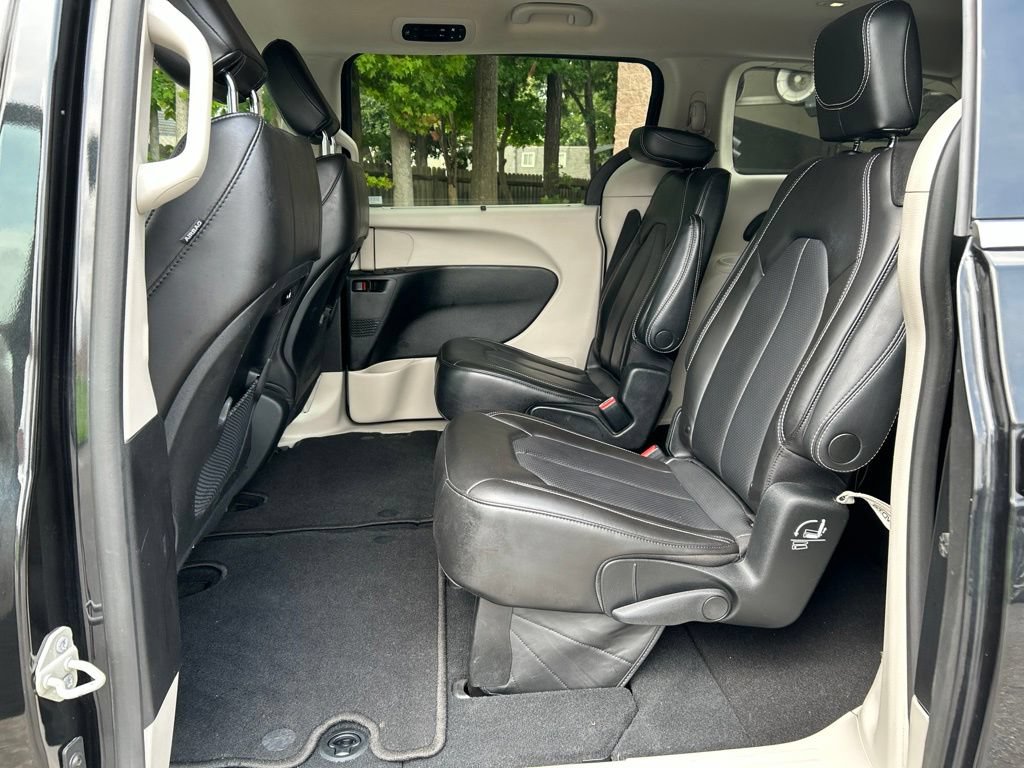 Used 2023 Chrysler Pacifica Touring-L FWD image 22