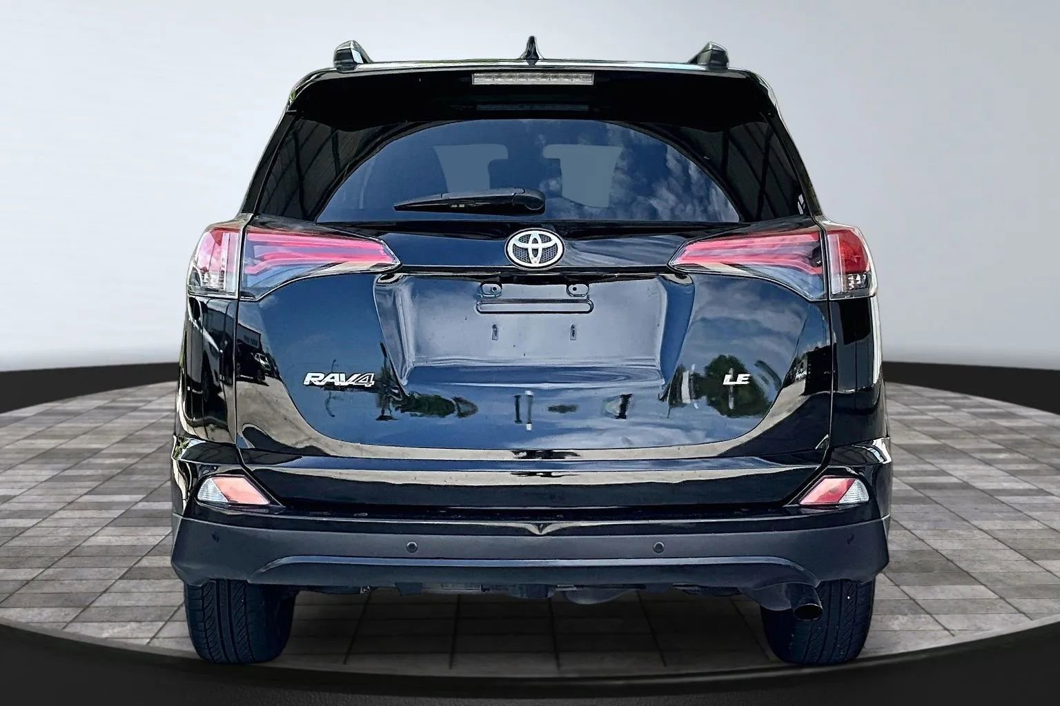 Used 2017 Toyota RAV4 LE FWD image 5