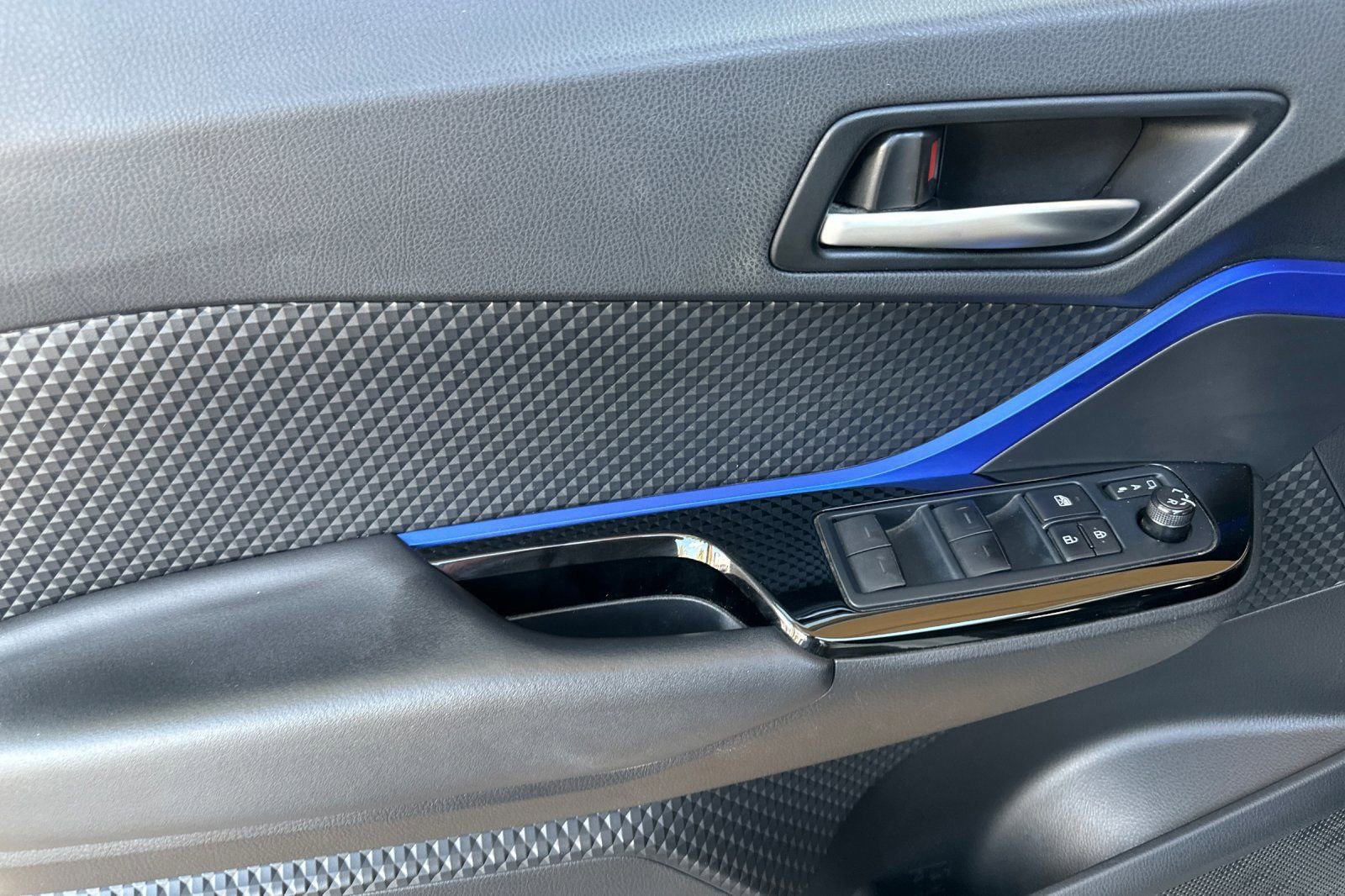 Used 2022 Toyota C-HR XLE FWD image 11