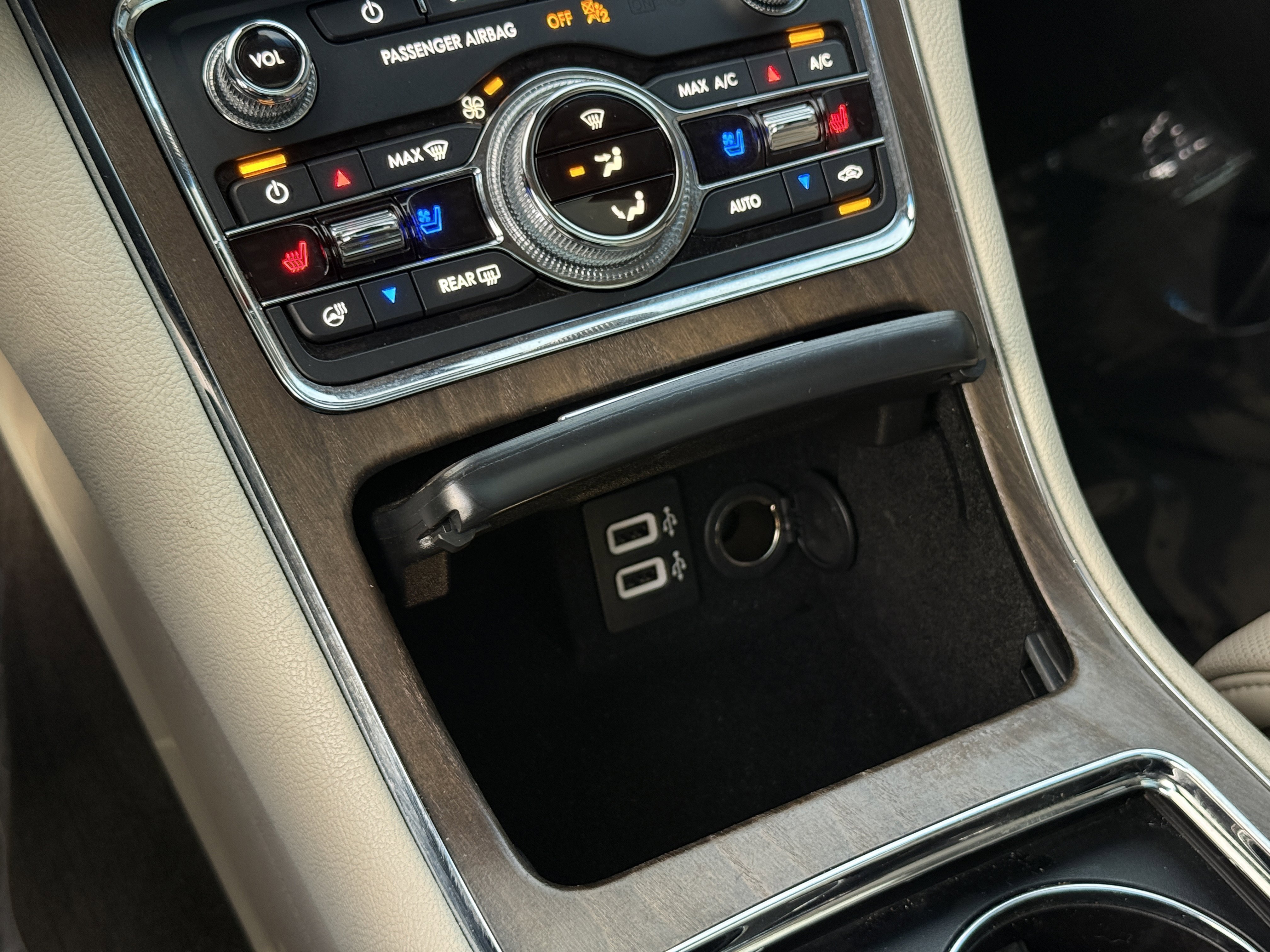 Used 2019 Lincoln Continental Select w/ Continental Climate Package image 22