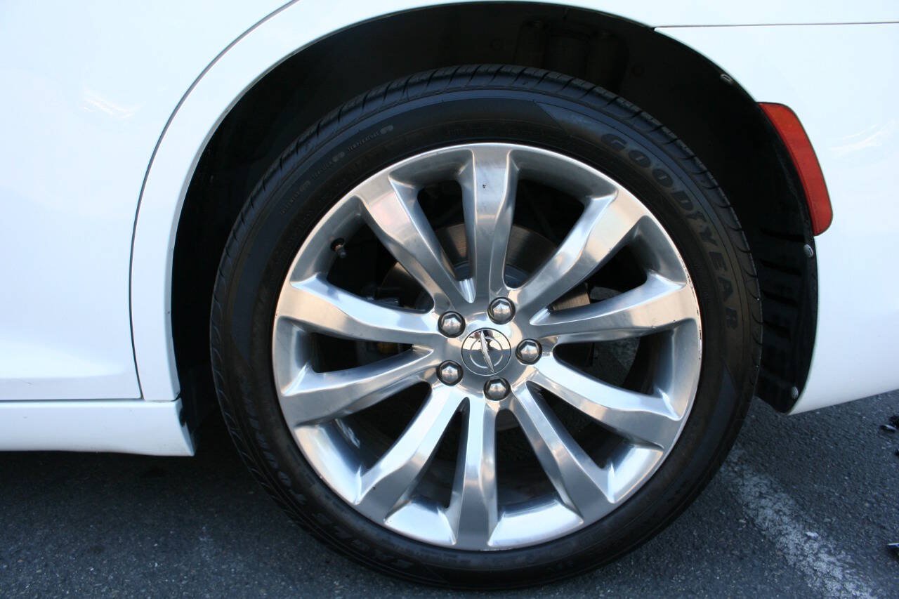 Used 2017 Chrysler 300 Limited RWD image 10