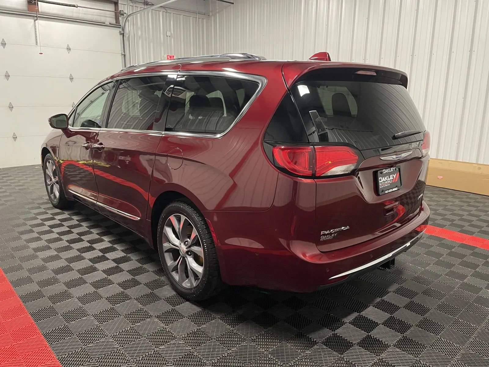Used 2019 Chrysler Pacifica Limited w/ Tire & Wheel Group image 2