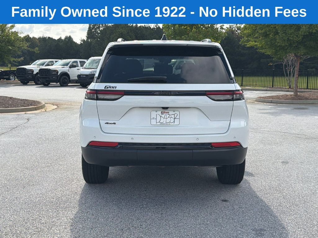 Used 2025 Jeep Grand Cherokee Altitude AWD/4WD image 6