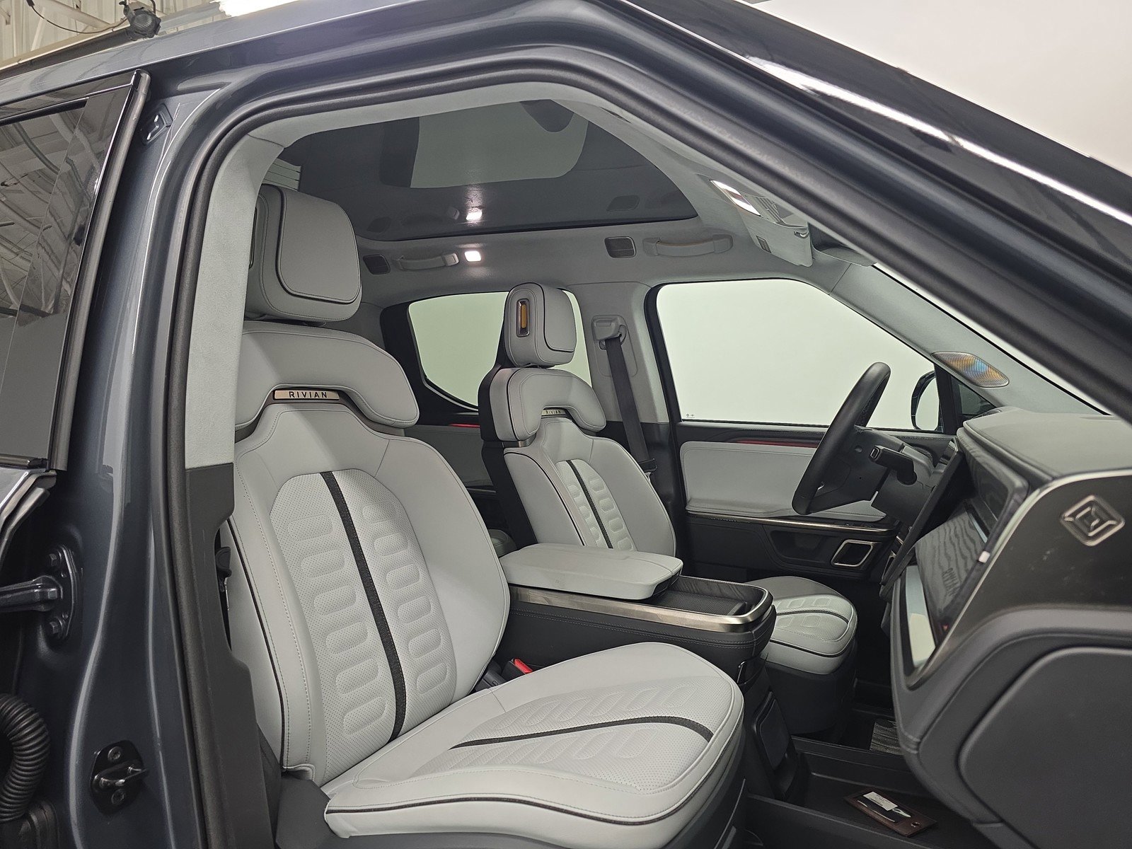 Used 2023 Rivian R1T Adventure image 23