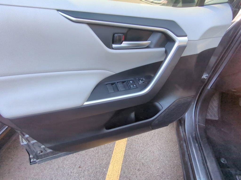 Used 2021 Toyota RAV4 XLE w/ Convenience Package FWD image 8