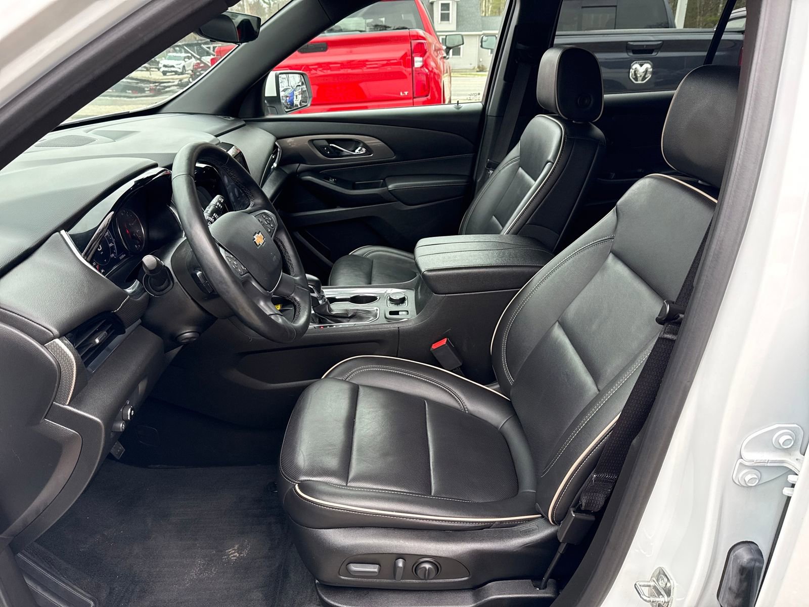 Used 2023 Chevrolet Traverse Premier AWD/4WD image 9