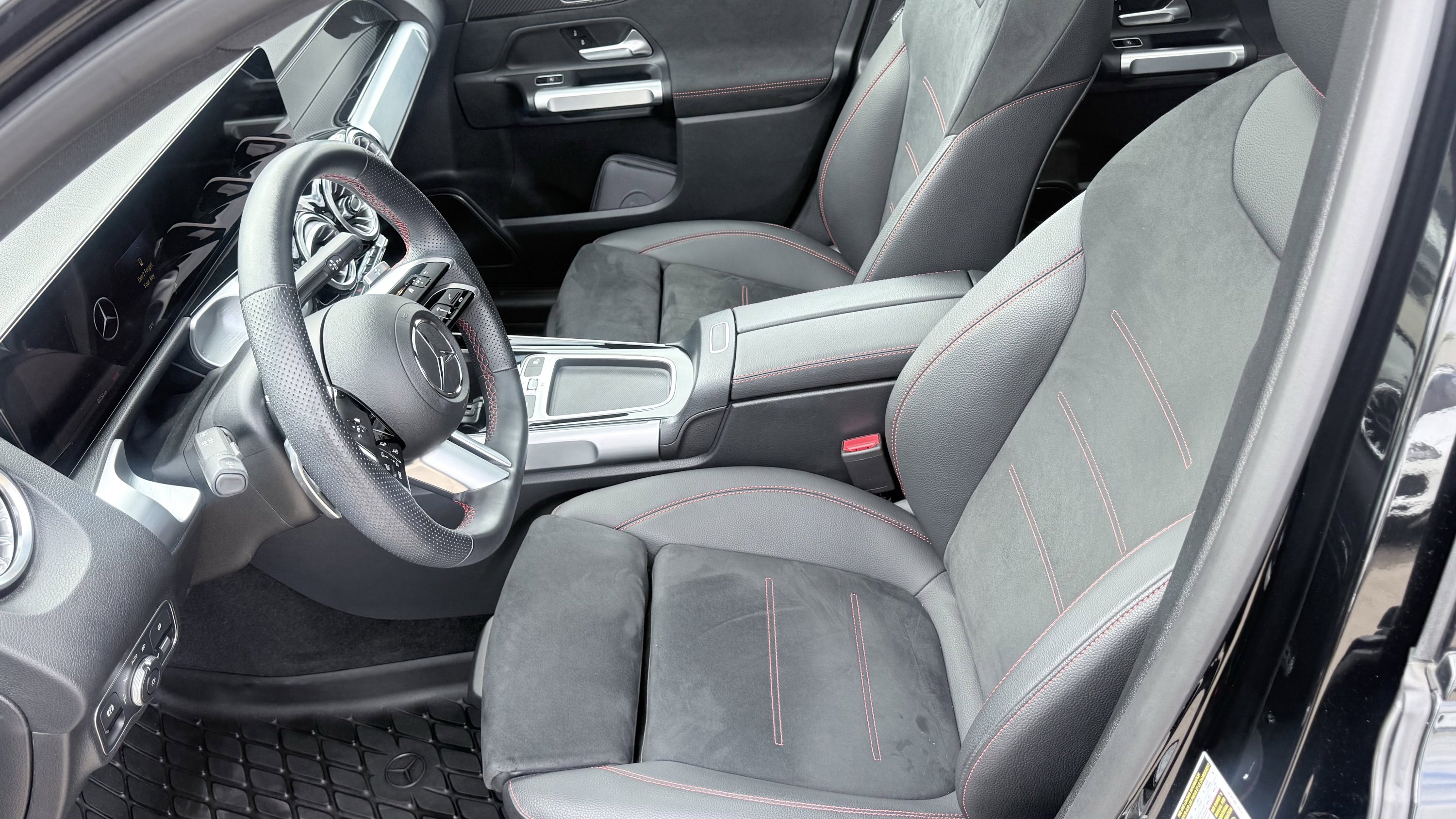 Used 2024 Mercedes-Benz GLB 250 image 24