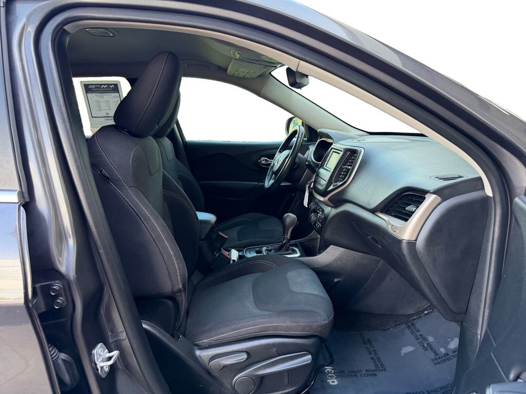 Used 2017 Jeep Cherokee Latitude image 17