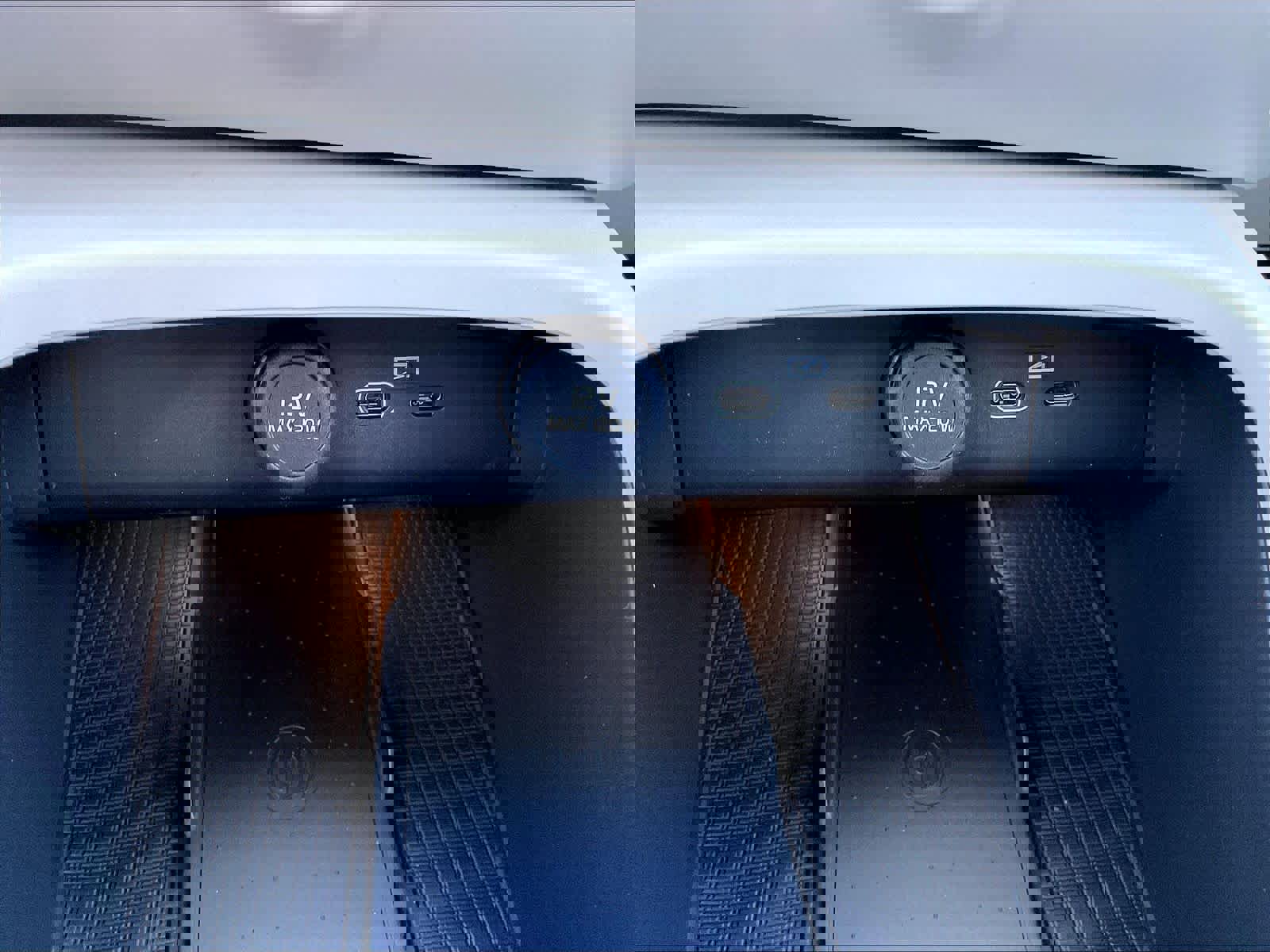 New 2026 Volvo XC40 B5 Plus w/ Protection Package Premier image 23