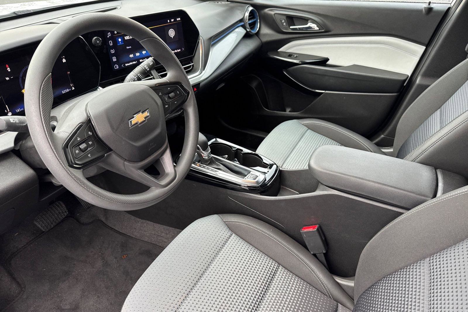 Used 2025 Chevrolet Trax LT image 2