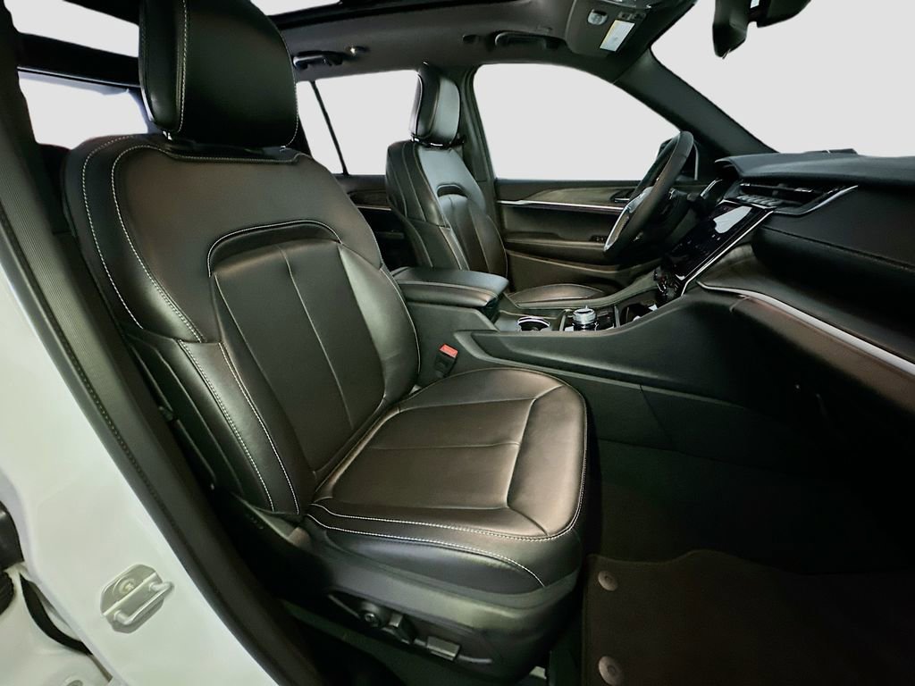 Used 2024 Jeep Grand Cherokee Limited w/ Trailer Tow Package AWD/4WD image 28