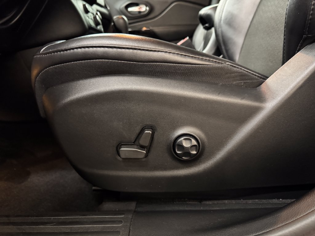 Used 2021 Jeep Cherokee Latitude Plus FWD image 15