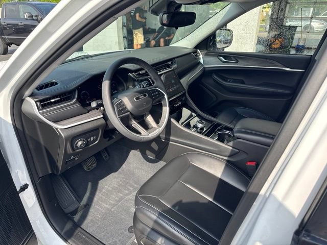 Used 2023 Jeep Grand Cherokee Limited w/ Black Appearance Package AWD/4WD image 10