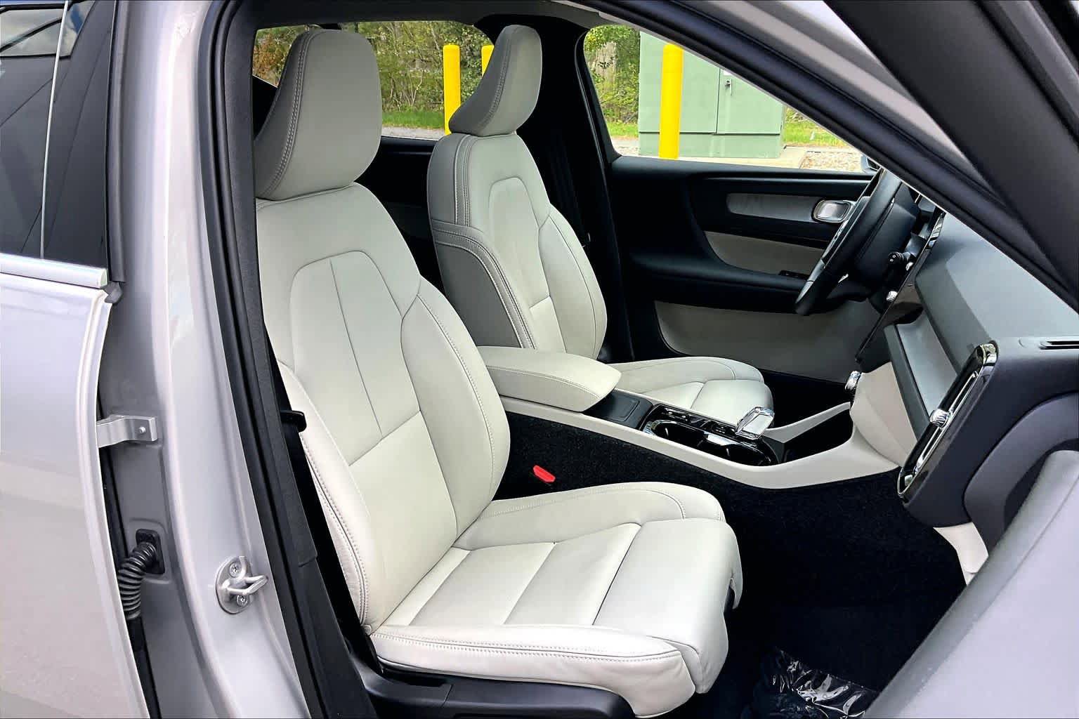 Used 2025 Volvo XC40 B5 Plus AWD/4WD image 8
